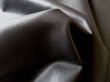 画像4: 【135×50cm単位】最上級 レザー調生地 人工皮革 日本製 【黒〜ダークグレー 本革調】（アウトレット） (4)
