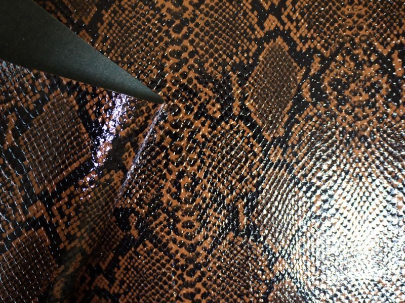 画像4: ヘビ革 合皮レザー生地【メタリックパイソン こげ茶】※廃番予定※ (4)