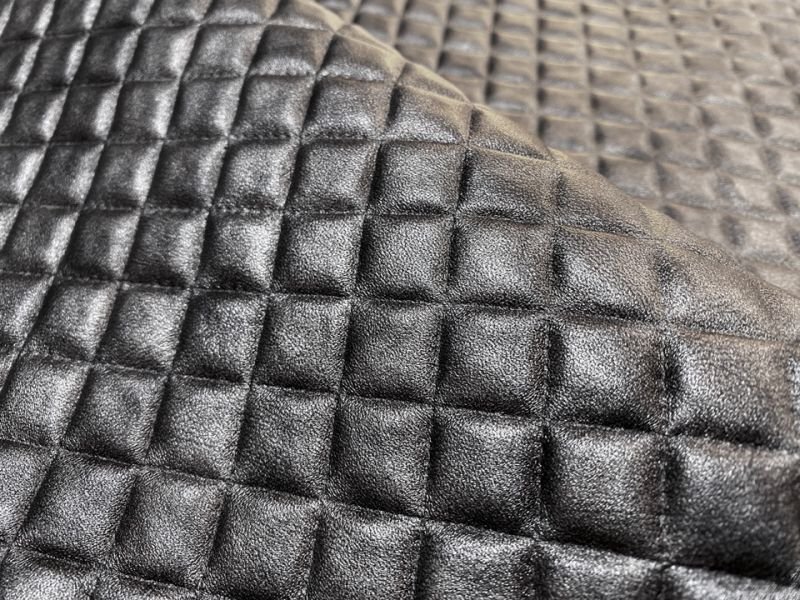 画像3: 合皮レザー生地 エンボス【光沢キルト調 ダイヤ柄 チャコール】 (3)