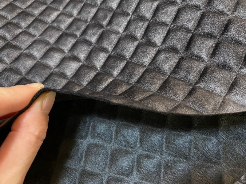 画像7: 合皮レザー生地 エンボス【光沢キルト調 ダイヤ柄 チャコール】 (7)