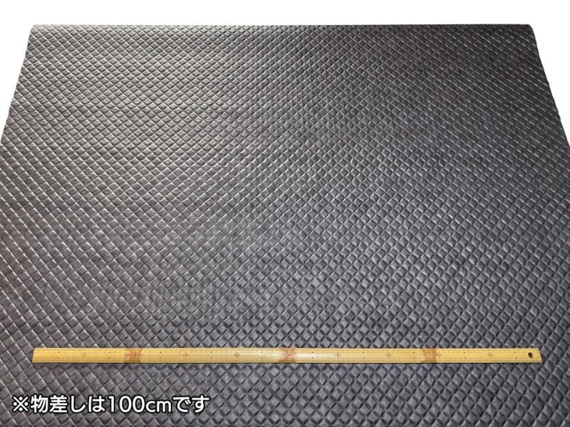 画像8: 合皮レザー生地 エンボス【光沢キルト調 ダイヤ柄 チャコール】 (8)