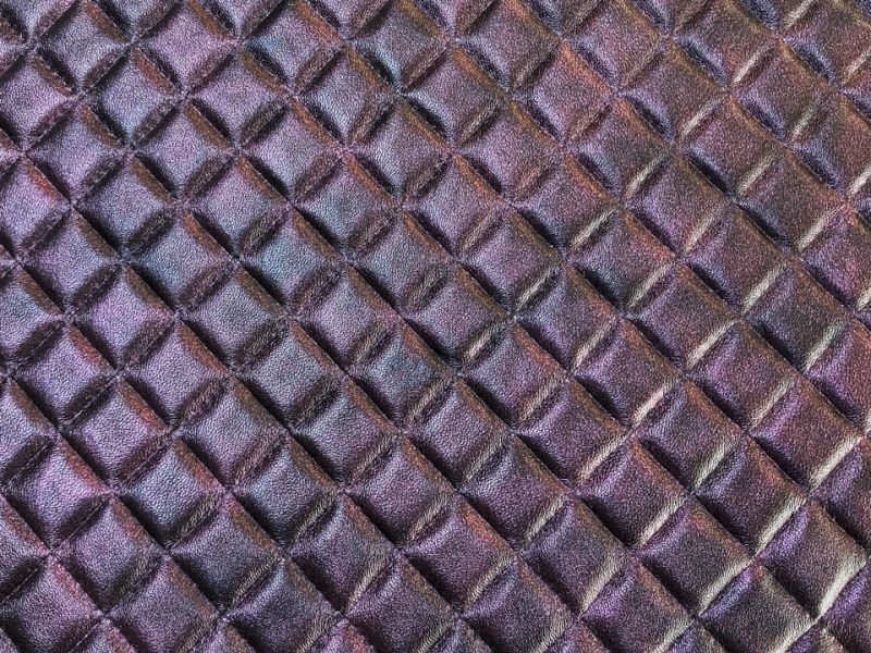 画像1: 合皮レザー生地 エンボス【光沢キルト調 ダイヤ柄 紫】 (1)