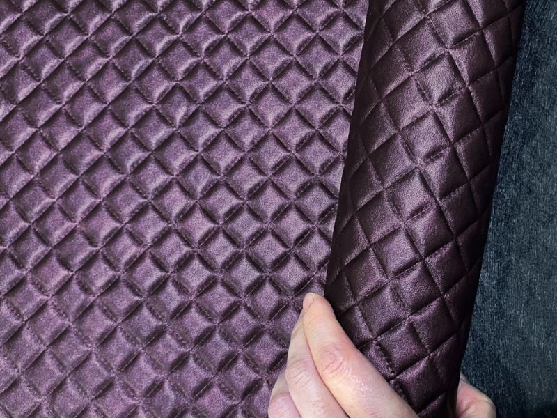 画像7: 合皮レザー生地 エンボス【光沢キルト調 ダイヤ柄 紫】 (7)