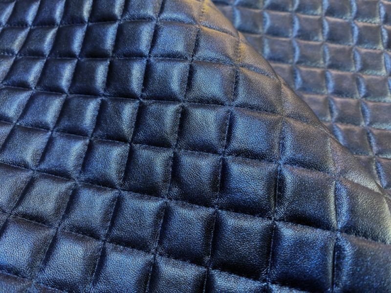 画像3: 合皮レザー生地 エンボス【光沢キルト調 ダイヤ柄 紺】 (3)