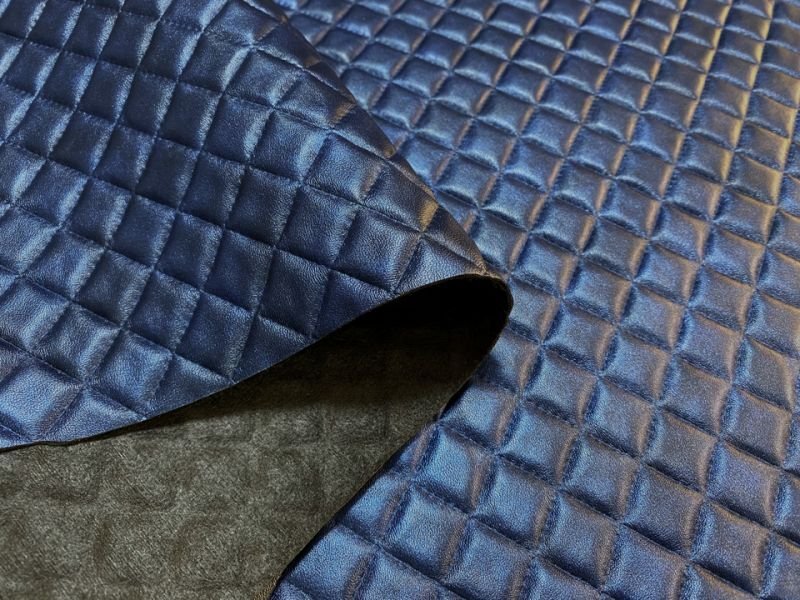 画像4: 合皮レザー生地 エンボス【光沢キルト調 ダイヤ柄 紺】 (4)