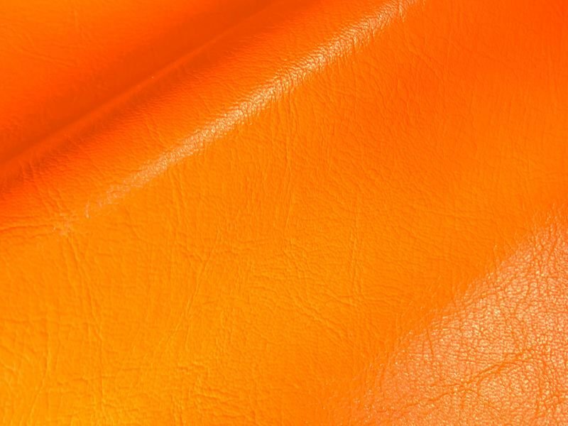 画像2: 合皮レザー生地 原色系 無地 難燃【ツヤあり オレンジ】 (2)