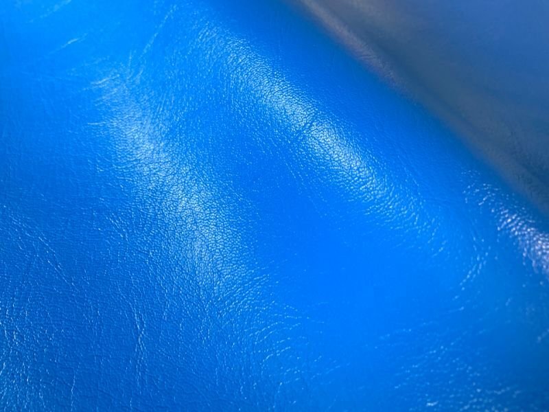 画像1: 合皮レザー生地 原色系 無地 難燃【ツヤあり 青】 (1)