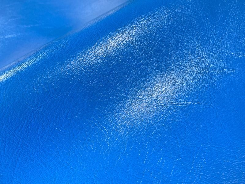 画像2: 合皮レザー生地 原色系 無地 難燃【ツヤあり 青】 (2)
