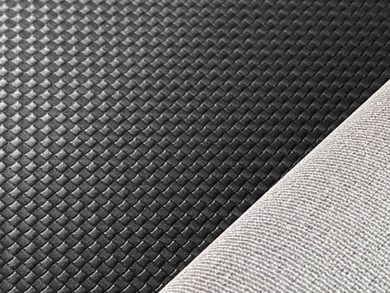 画像4: [巾60] 滑りにくい！ 合皮レザー生地 エンボス 難燃 伸縮【耐候性 細かい格子柄 黒】 (4)