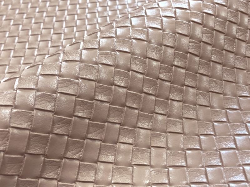 画像2: 合皮レザー生地 エンボス 難燃【広幅 メッシュ 編込模様 濃ベージュ】 (2)