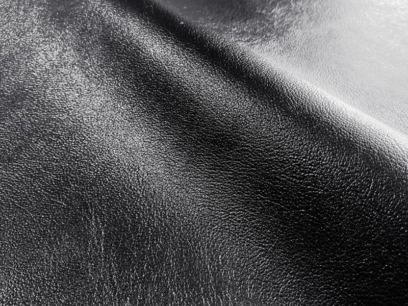 画像2: 合皮レザー生地 メタリック 金属光沢調 難燃【メタブラック】 (2)