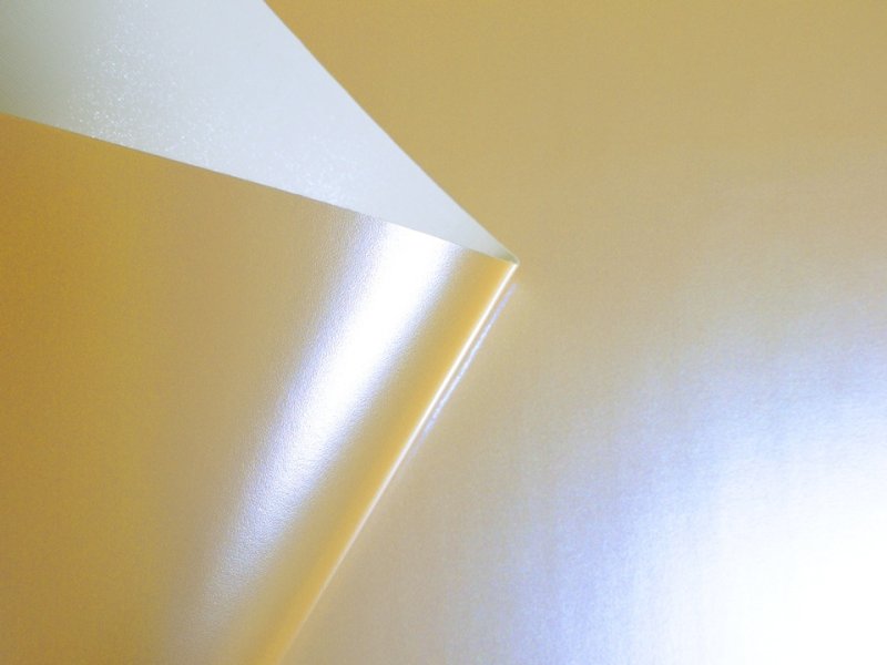 画像2: 合皮レザー生地 エナメル【淡ゴールド】 (2)