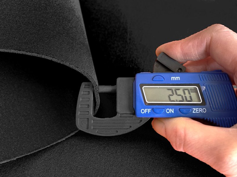 画像6: 【120×50cm単位】ウェットスーツ風 カラフル ウレタンシート 弾力 やや薄手 生地【黒/黒】 (6)