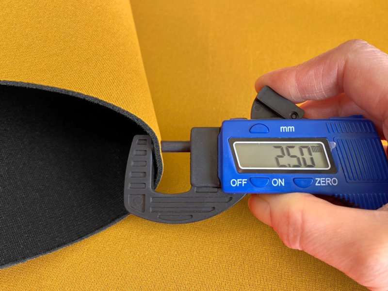 画像7: 【120×50cm単位】ウェットスーツ風 カラフル ウレタンシート 弾力 やや薄手 生地【黄色/黒】 (7)