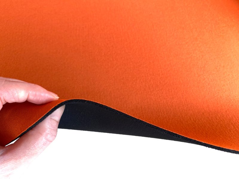 画像6: 【120×50cm単位】ウェットスーツ風 カラフル ウレタンシート 弾力 やや薄手 生地【オレンジ/黒】 (6)