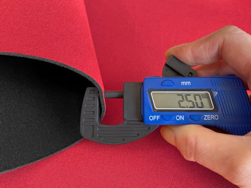 画像7: 【120×50cm単位】ウェットスーツ風 カラフル ウレタンシート 弾力 やや薄手 生地【赤/黒】 (7)