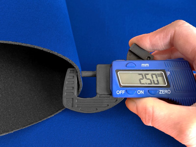 画像7: 【120×50cm単位】ウェットスーツ風 カラフル ウレタンシート 弾力 やや薄手 生地【青/黒】 (7)