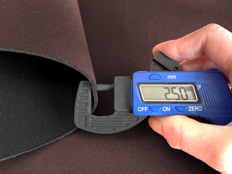 画像7: 【120×50cm単位】ウェットスーツ風 カラフル ウレタンシート 弾力 やや薄手 生地【茶/黒】 (7)